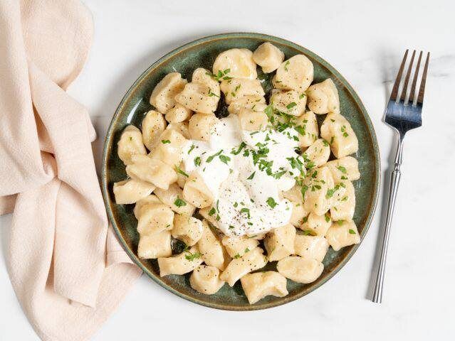 Галушки под сливочным соусом с курицей и сыром