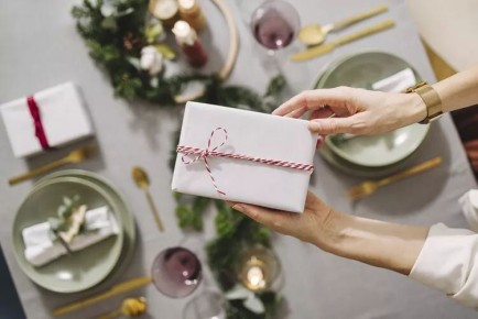 Неожиданное приглашение: что подарить на Новый год за день до праздника?