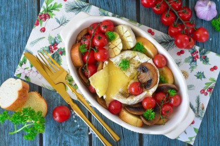 Запеченный сыр бри с багетом и томатами: идеальное сочетание для вашего стола