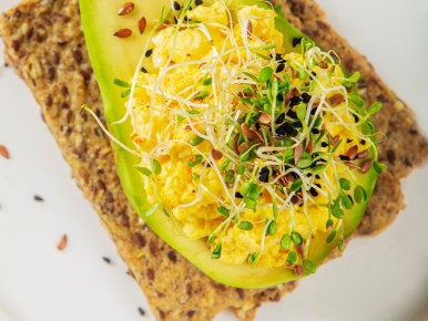 Наслаждайтесь вкусом: яичный скрэмбл с овощами и хлебцами Baker House