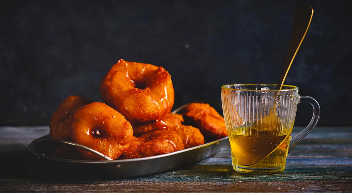 Нежные итальянские пончики с медовым покрытием для праздничного стола