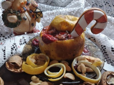 Ароматные печеные яблоки с ягодами и корицей для зимнего вечера