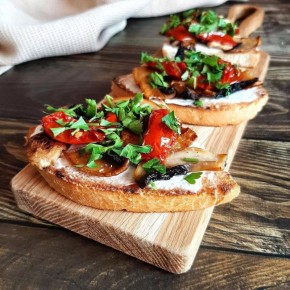 Вкусная брускетта с шампиньонами и вялеными помидорами