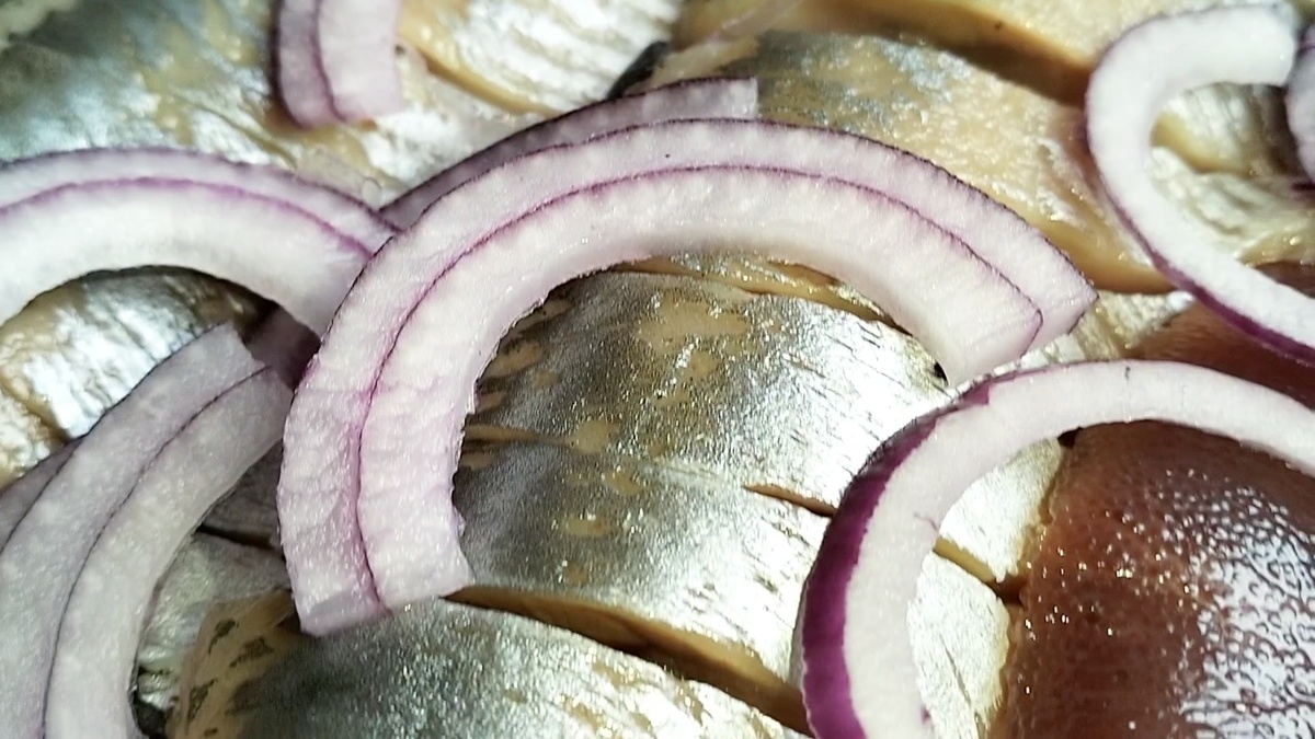 Как легко приготовить малосольную селедку дома