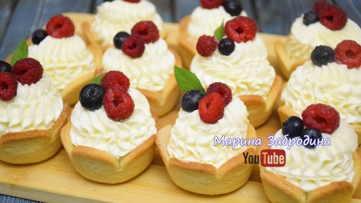 Нежные пирожные с кремом и ягодами: вкусный и быстрый рецепт