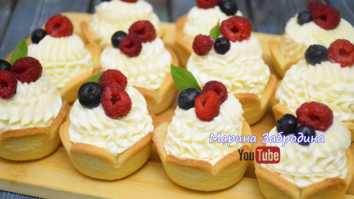 Нежные пирожные с кремом и ягодами: вкусный и быстрый рецепт