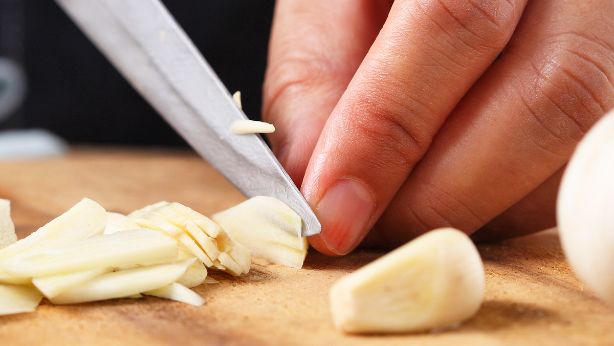 Как освежить руки от запаха чеснока