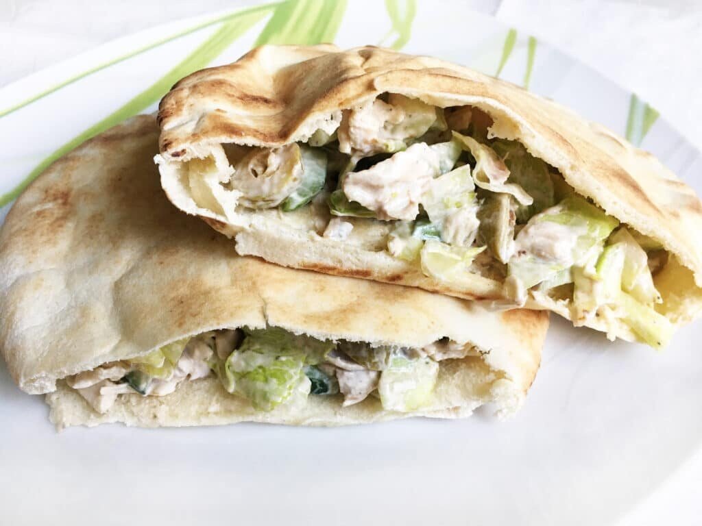 Пита с куриным филе и свежими овощами