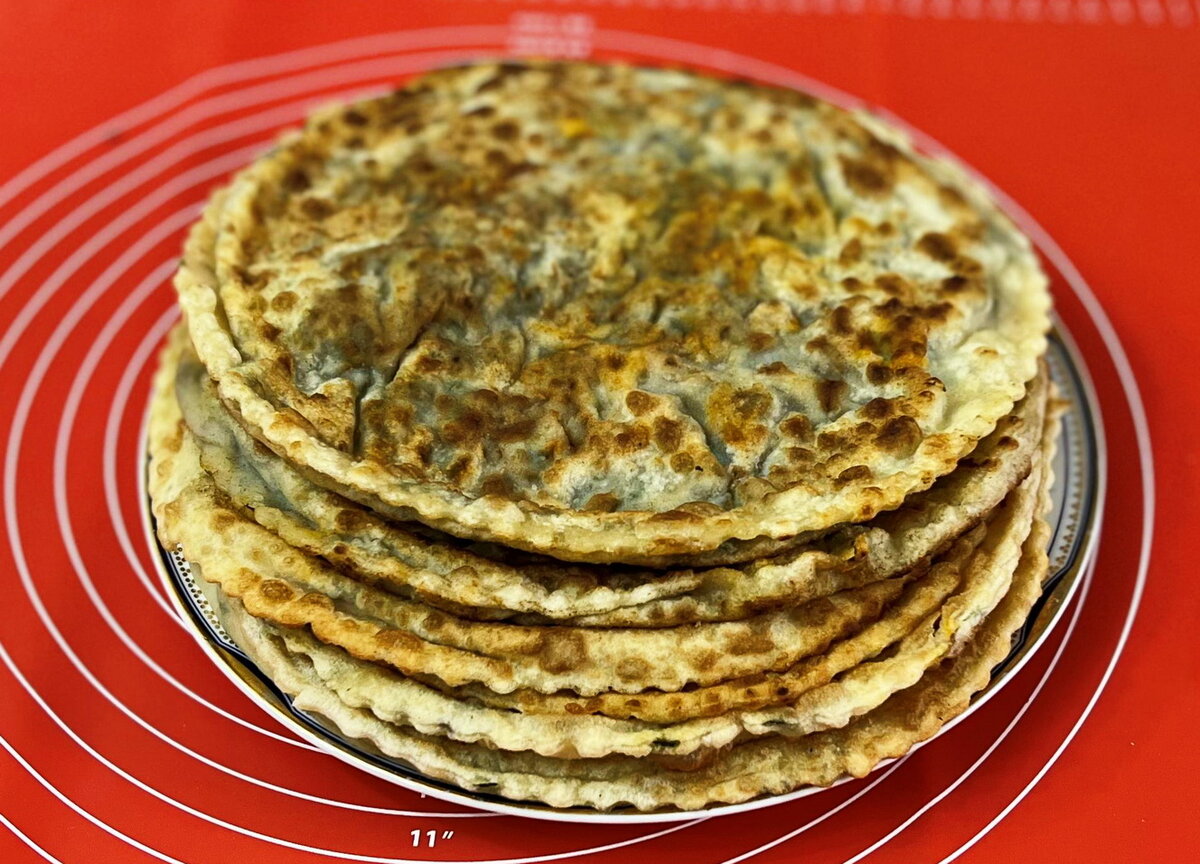 Супер простой рецепт: мясные пирожки с зеленью, которые готовятся за считанные минуты