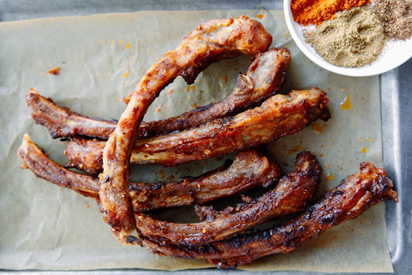 Запечённые ма ла рёбрышки: пряный восторг с каждым кусочком