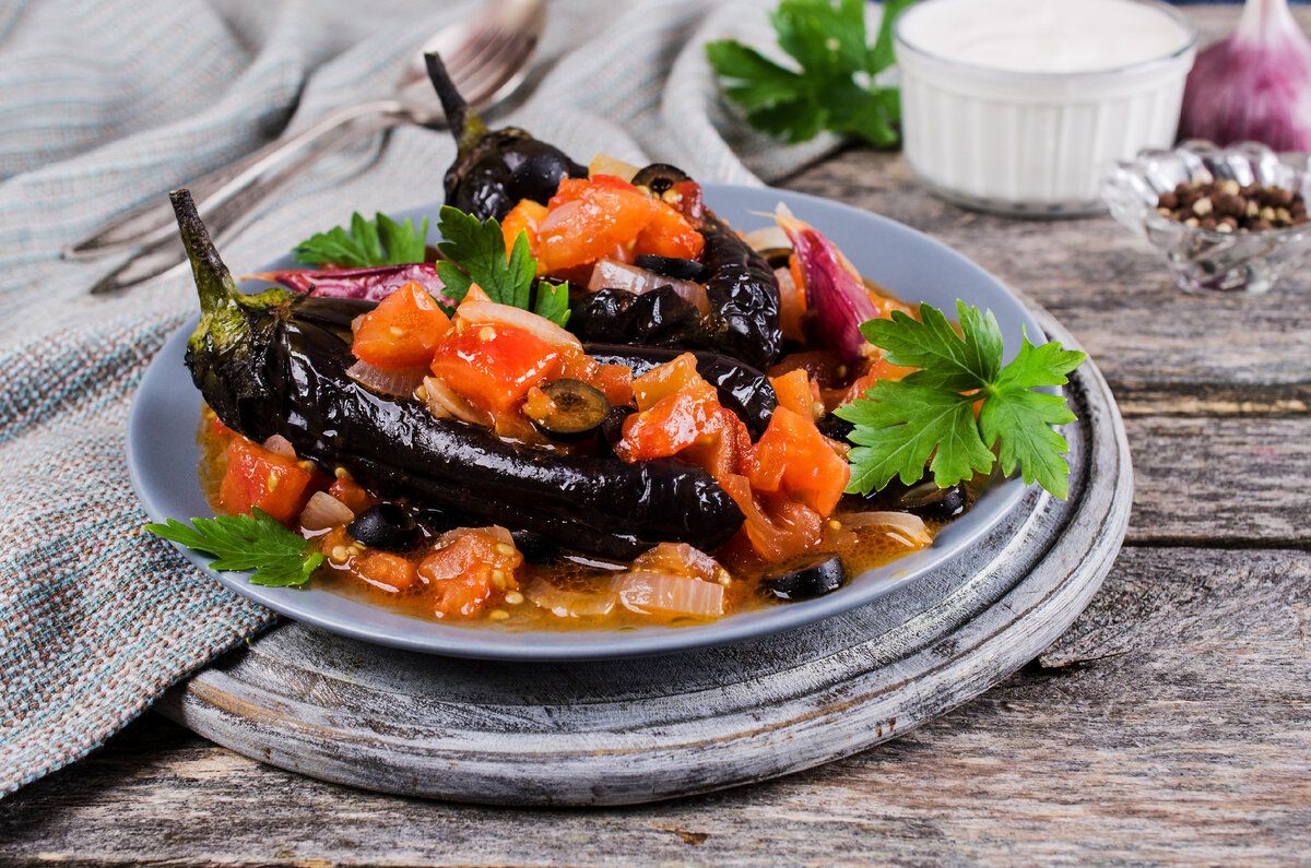 Теплый салат с баклажанами и черри: новый взгляд на классическое блюдо