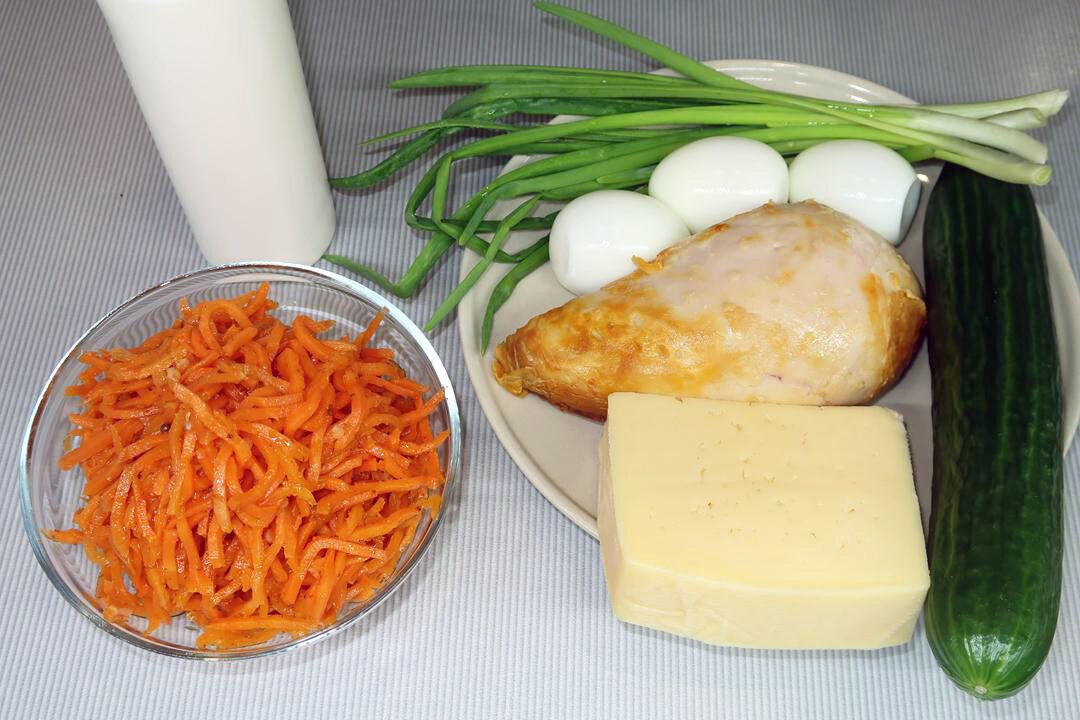 Пикантный салат с копченой курицей и корейской морковью на праздничный стол