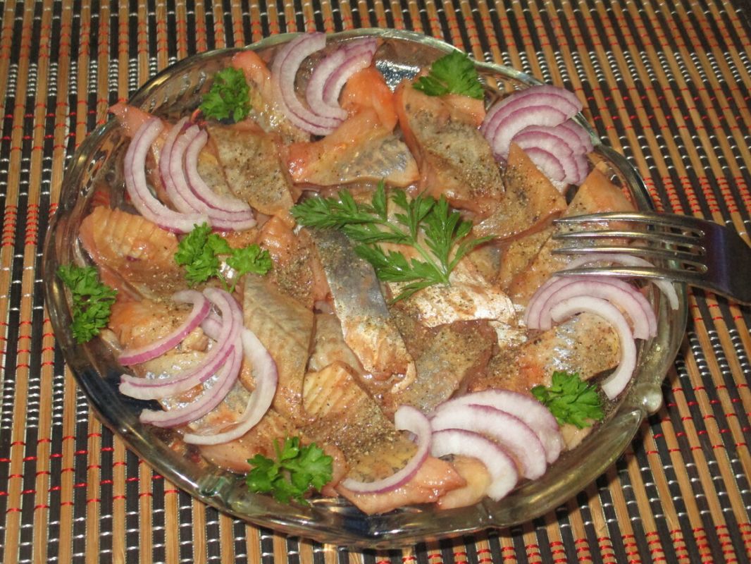 Нежная селедка в томатном маринаде: вкусный рецепт для праздничного стола