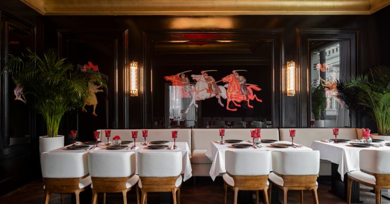 Мужчинам в Dr. Живаго дарят закуску и рюмку к празднику