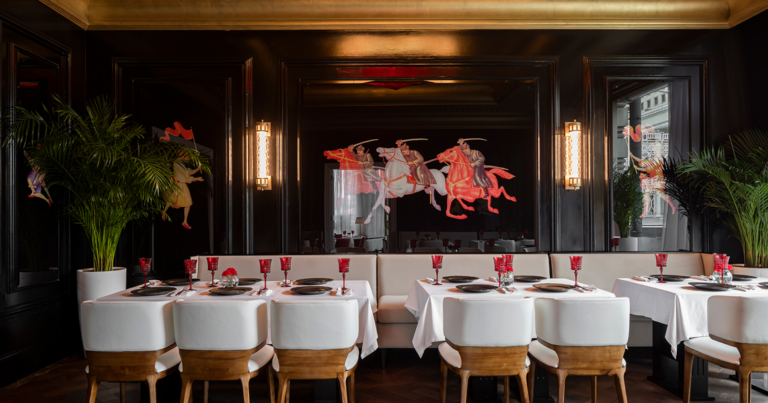 Мужчинам в Dr. Живаго дарят закуску и рюмку к празднику