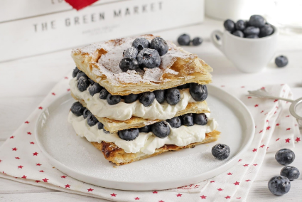 Легкий и вкусный десерт: воздушный мильфей с голубикой