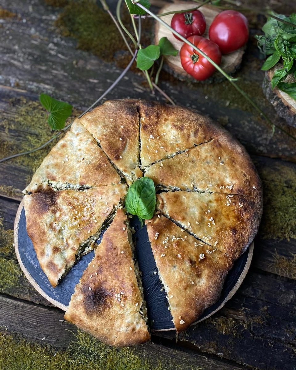 Вкусный пирог из слоёного теста с копчёным тофу и свежей зеленью