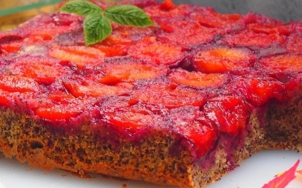 Нежный сливовый пирог с маком, который вдохновляет осенней красотой