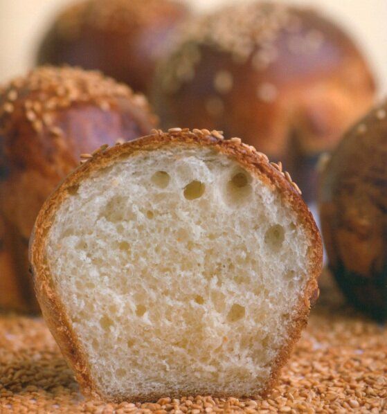 Соблазнительные бриоши с кунжутом: легкость в каждом укусе