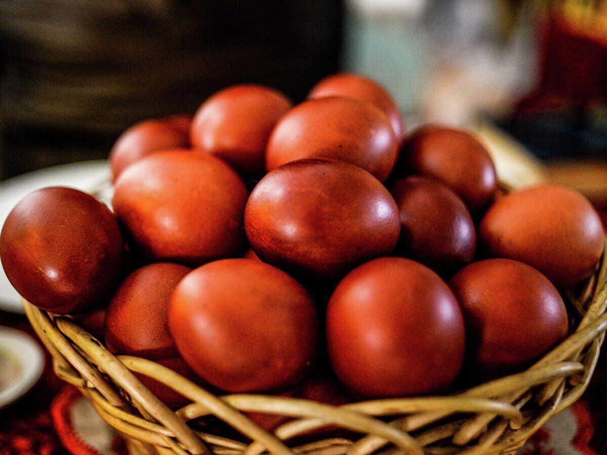 Традиционные яйца на Пасху: искусство окрашивания с помощью луковой шелухи