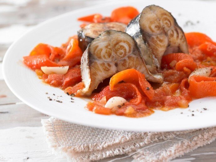 Скумбрия, запеченная с болгарским перцем и чесноком