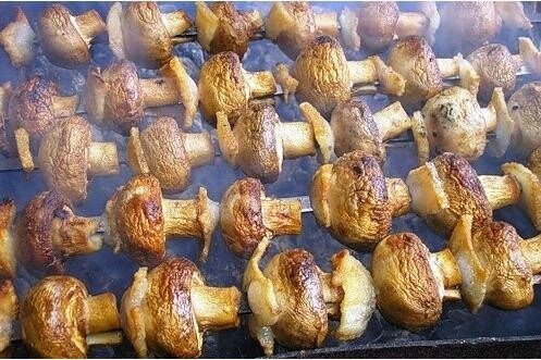 Нежный шашлык из овощей и грибов для идеального пикника