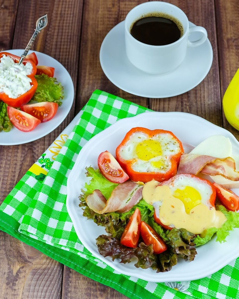 Новый взгляд на завтрак: яичница с беконом и перцем