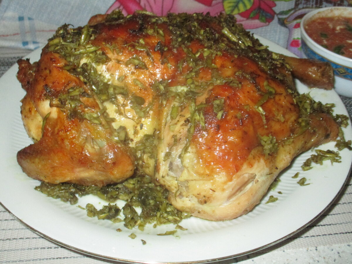 Нежная курица с чесночными стрелками: идеальное блюдо из духовки