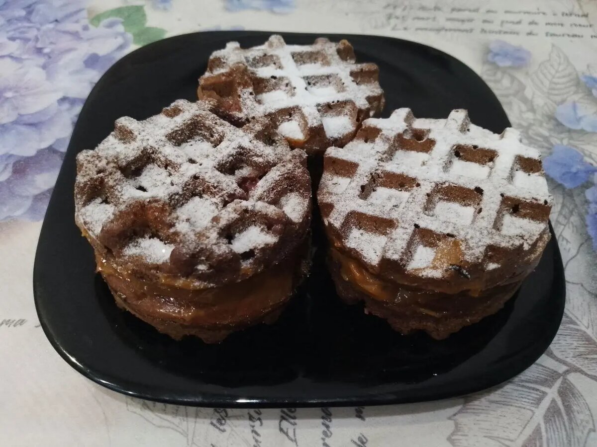 Мягкие шоколадные вафли с ягодами и вареным сгущенным молоком