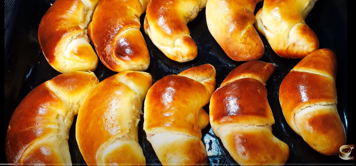 Праздник для гурманов: восхитительные воздушные булочки рогалики к чаю