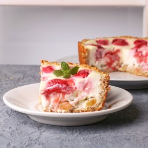 Нежный пирог с овсянкой и клубникой – просто и вкусно!