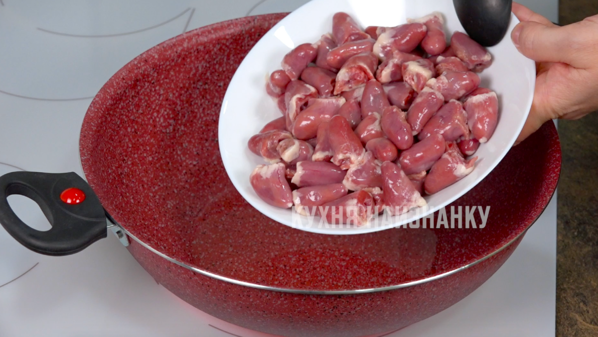 Необычная тушеная капуста с куриными сердечками: простой и сытный рецепт