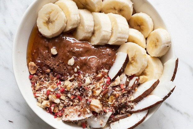 Боул из манной каши со сладкой ореховой дуккой