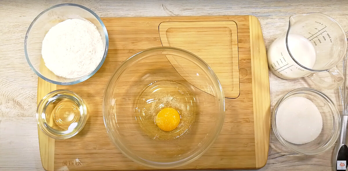 Мягкий пирог на сковороде: просто и вкусно с бананами или яблоками