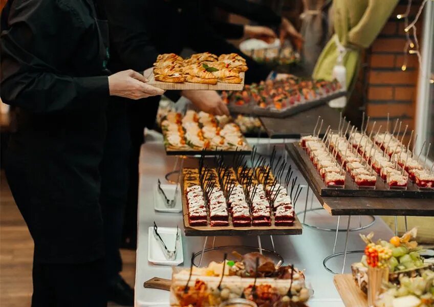 Меню на 23 февраля: что заказывают компании и почему