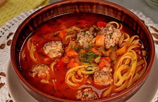 Суп с фрикадельками, лапшой и сладким перцем