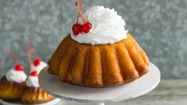 Ромовая баба с ягодным соусом: новый взгляд на классический десерт