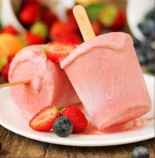 Летнее наслаждение: клубничное мороженое с нежной сгущенкой