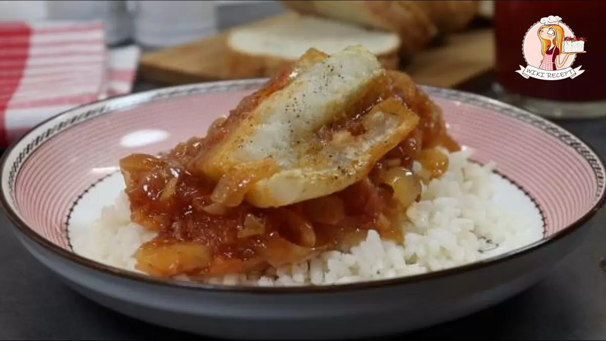 Летний вкус: филе минтая на ароматной луковой подушке