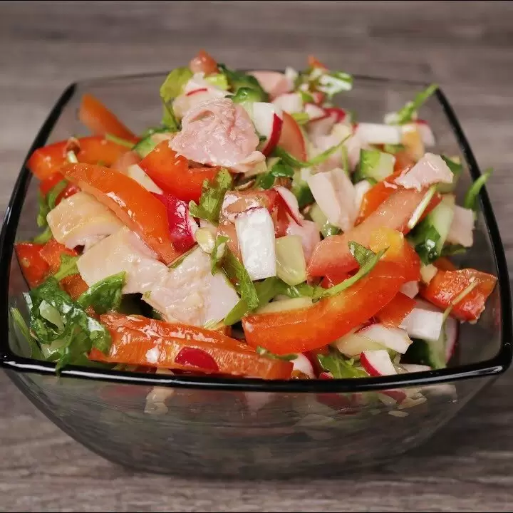 Весенний салат с курицей и редисом: легкое и вкусное решение для вашего ужина
