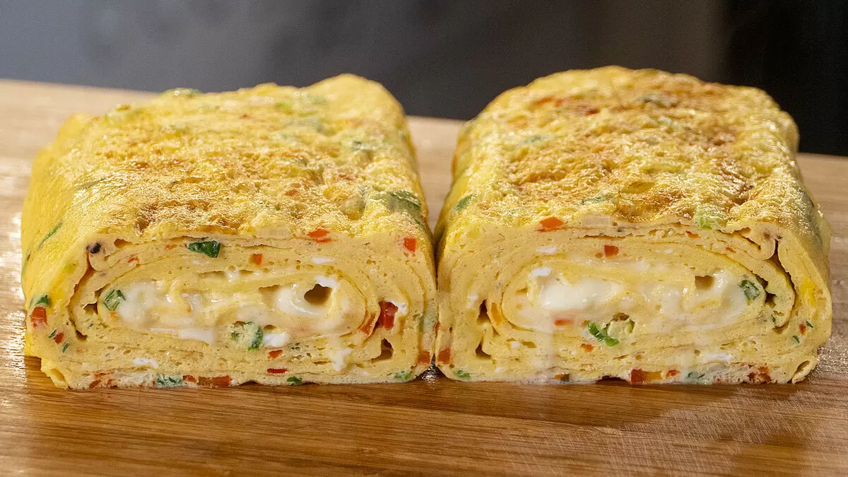 Омлет в рулете: простой и эффектный завтрак для всей семьи