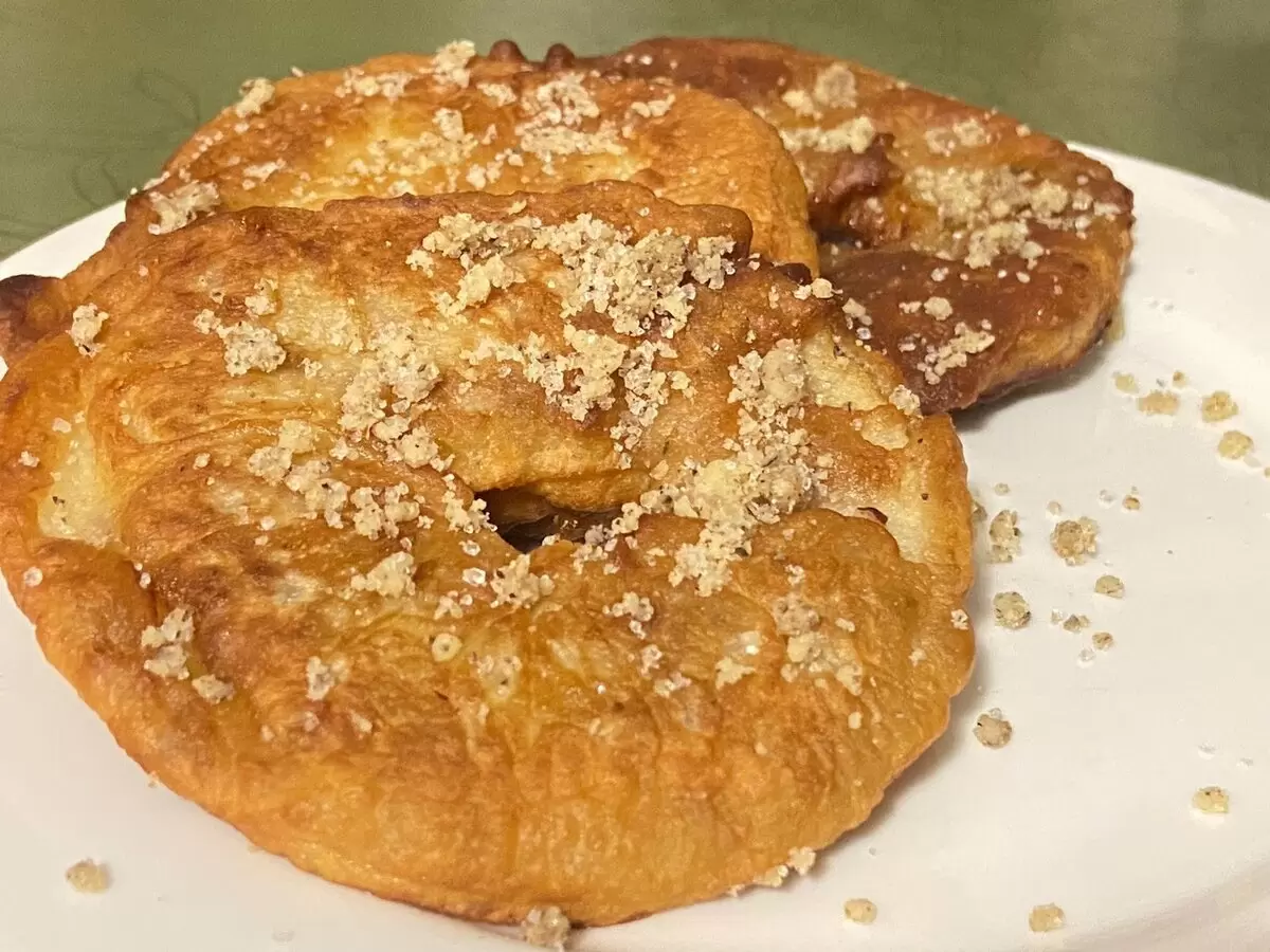 Нежные яблочные колечки в кляре с хрустящими орехами