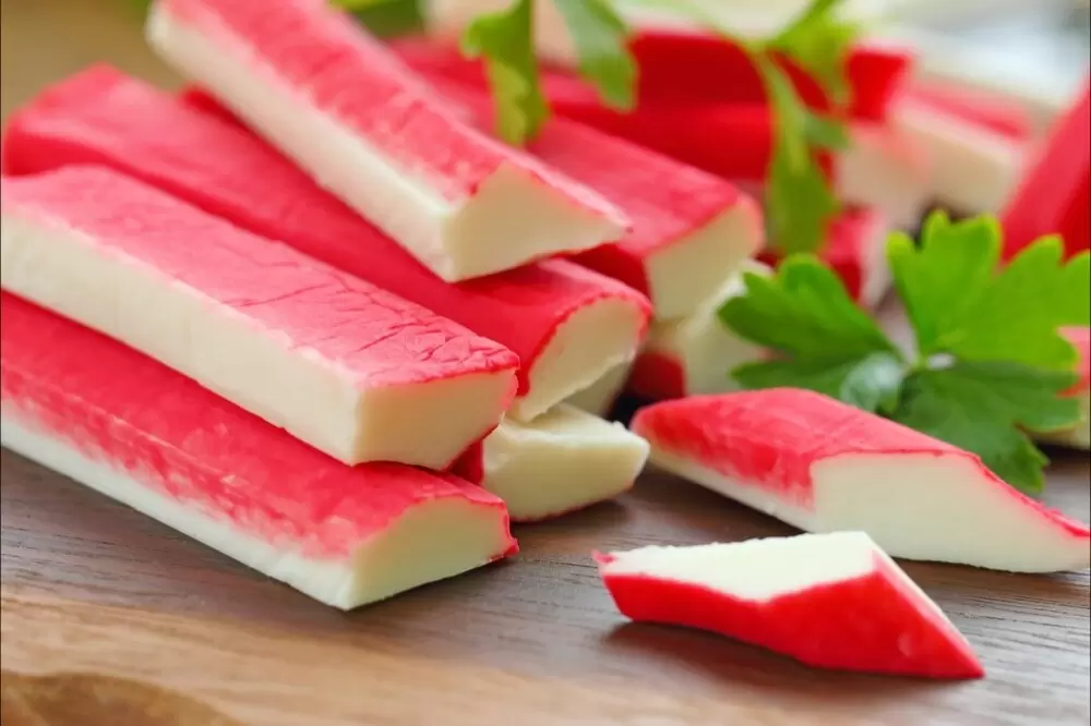 Необычный рулет из крабовых палочек: простой и вкусный рецепт