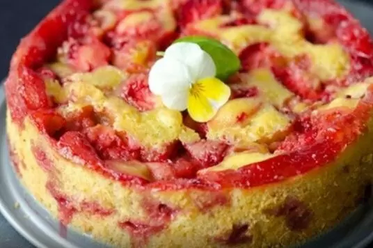 Сладкое вдохновение: легкий клубничный пирог для любого случая
