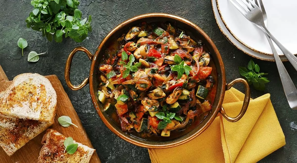 Мидии с овощами: простое и аппетитное блюдо на сковороде