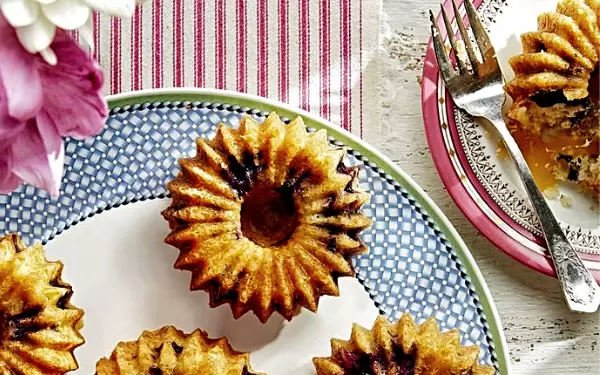 Погружение в мир кулинарии: лимонно-черничные кексы из уютной кофейни