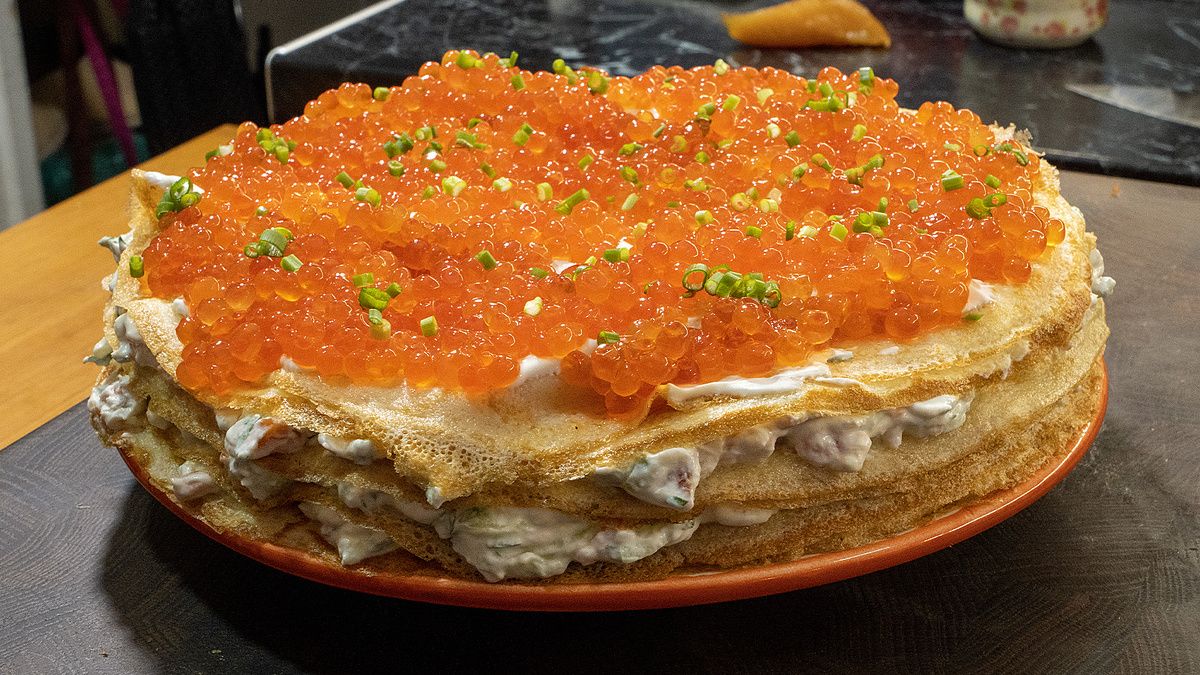 Изысканный новогодний торт с красной рыбой: вкусный акцент на праздничном столе