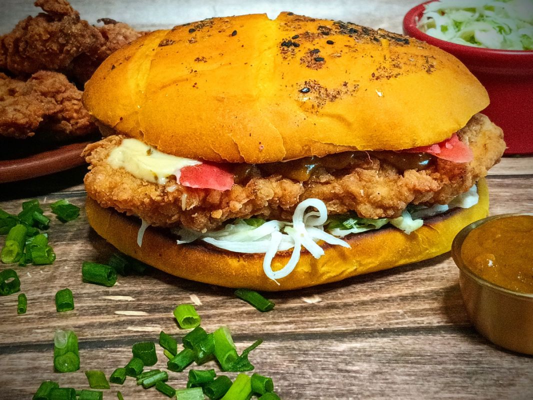 Вдохновение из Японии: сэндвич с курицей кацу и свежим салатом