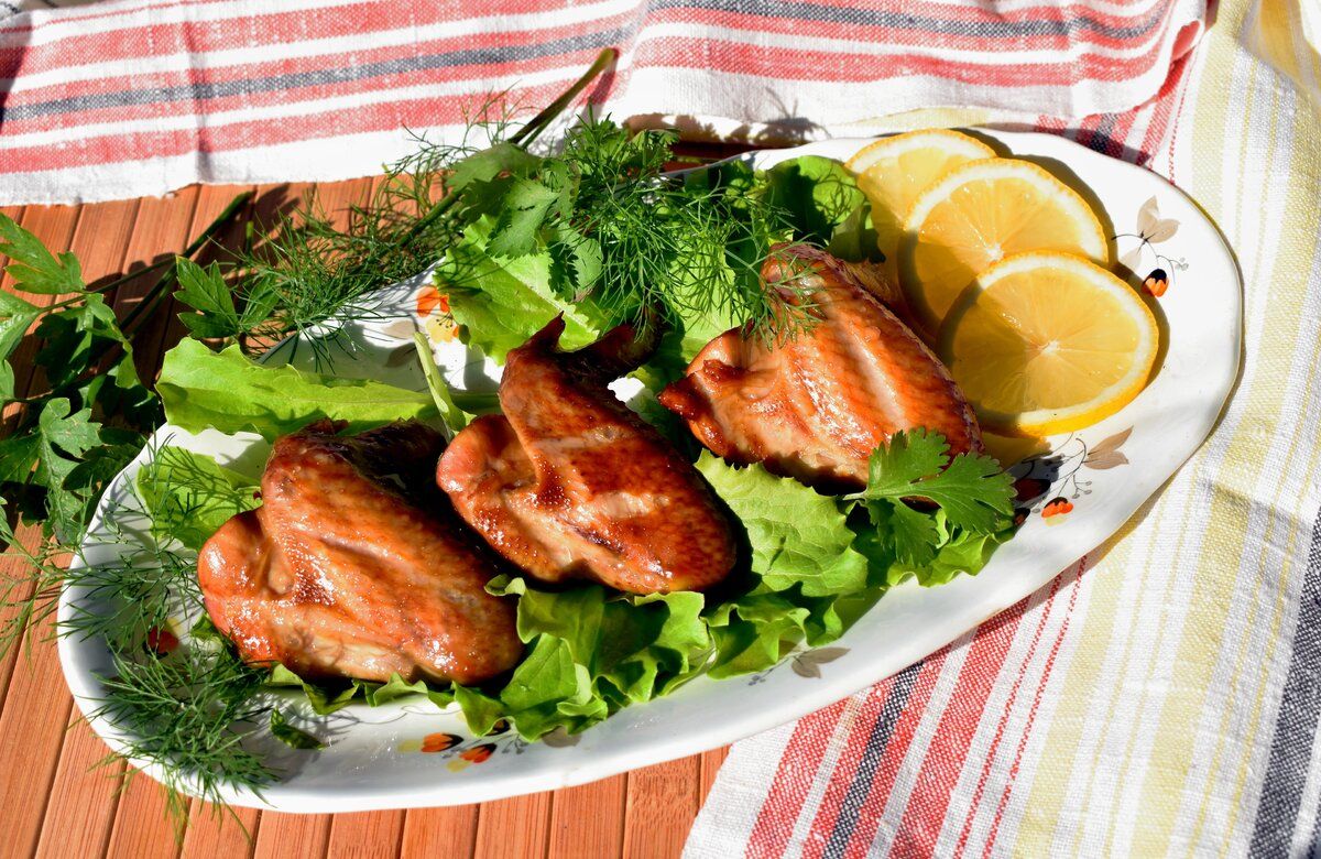 Копченые куриные крылышки в медовом маринаде: вкусная находка для летнего уикенда