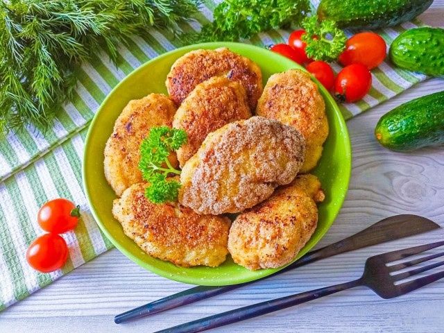Вкус детства: как приготовить сочные советские котлеты